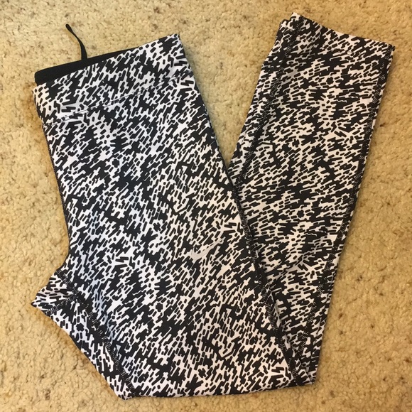Like new Nike Dri-fit Workout Capris pants - Picture 6 of 8